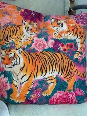 Tigers on orange 20 in.² pillow with filling